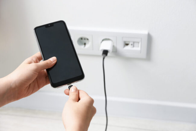 ce-trebuie-conectat-primul,-telefonul-mobil-sau-incarcatorul,-pentru-a-evita-deteriorarea-mecanica-si-electrica