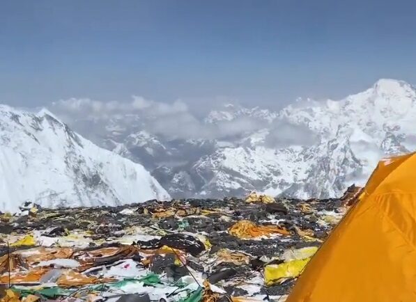 o-avalansa-l-a-salvat-pe-everest:-ghidul-nepalez-crezut-mort-a-povestit-cum-a-supravietuit-sase-zile-pe-munte