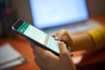 psihologii-spun-ca-persoanele-care-isi-impartasesc-incontinuu-problemele-pe-whatsapp-pot-amplifica-suferinta-emotionala-a-celorlalti