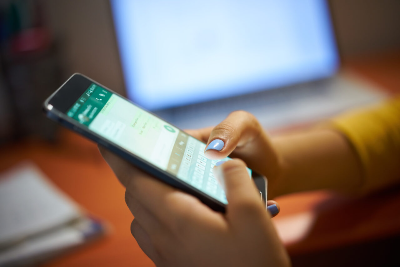 psihologii-spun-ca-persoanele-care-isi-impartasesc-incontinuu-problemele-pe-whatsapp-pot-amplifica-suferinta-emotionala-a-celorlalti