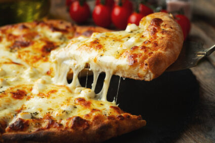 oamenii-de-stiinta-explica:-de-ce-iti-este-pofta-de-cartofi-prajiti-sau-pizza-dupa-ce-ai-baut-alcool