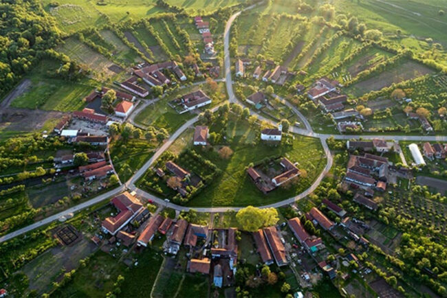 singura-localitate-din-romania-construita-sub-forma-unui-cerc-perfect.-locul-misterios-unde-toate-strazile-duc-in-acelasi-punct