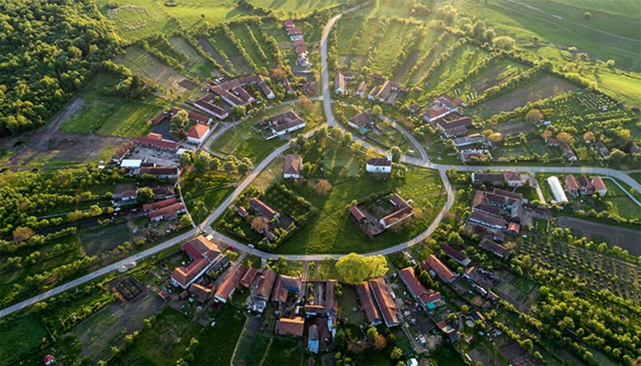 singura-localitate-din-romania-construita-sub-forma-unui-cerc-perfect.-locul-misterios-unde-toate-strazile-duc-in-acelasi-punct