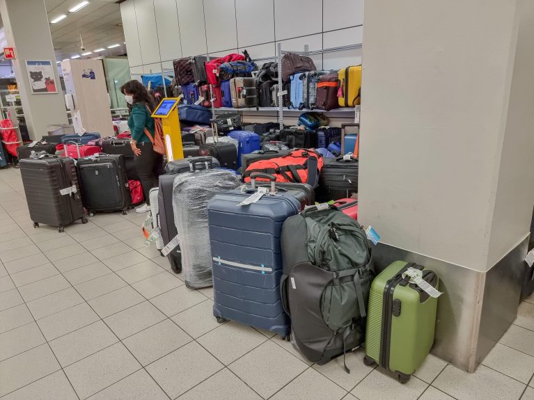 ce-se-intampla-cu-bagajele-nerevendicate-de-pe-aeroportul-otopeni.-cat-timp-sunt-pastrate-si-ce-se-intampla-cu-ele-dupa-un-an