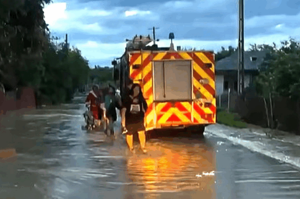 Zeci de persoane au fost evacuate în Vrancea din cauza inundațiilor