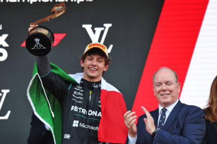 Kimi Antonelli câștigă etapa de la Monaco, podiu surprinzător și abandonuri record