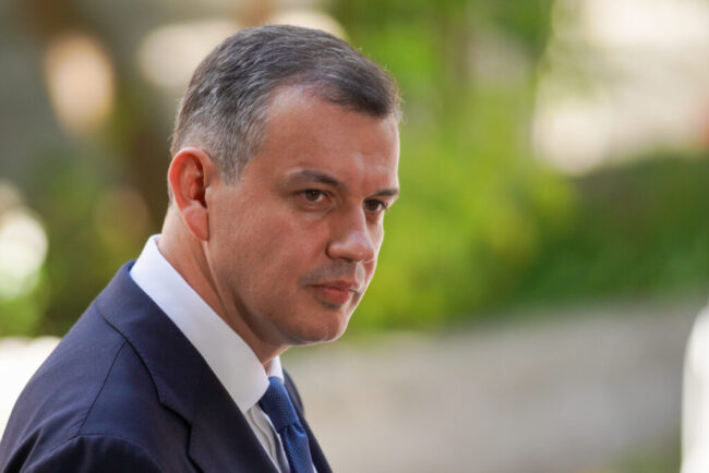 maratonul-negocierilor-pentru-formarea-noului-guvern-continua-marti.-eugen-tomac,-discutii-cu-udmr,-minoritatile-nationale-si-suveranisti