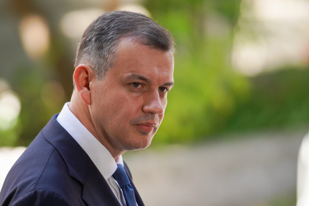 maratonul-negocierilor-pentru-formarea-noului-guvern-continua-marti.-eugen-tomac,-discutii-cu-udmr,-minoritatile-nationale-si-suveranisti