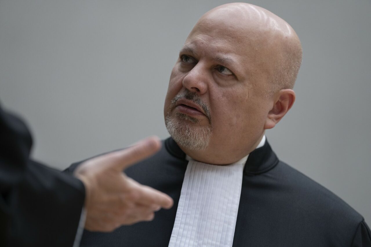 procurorul-sef-al-curtii-penale-internationale-a-fost-suspendat-din-functie.-ce-acuzatii-i-se-aduc-lui-karim-khan