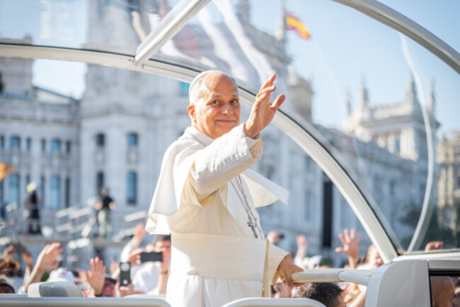 papa-leon-al-xiv-lea-a-ajuns-la-barcelona,-in-cadrul-turneului-din-spania-dedicat-razboiului-si-migratiei