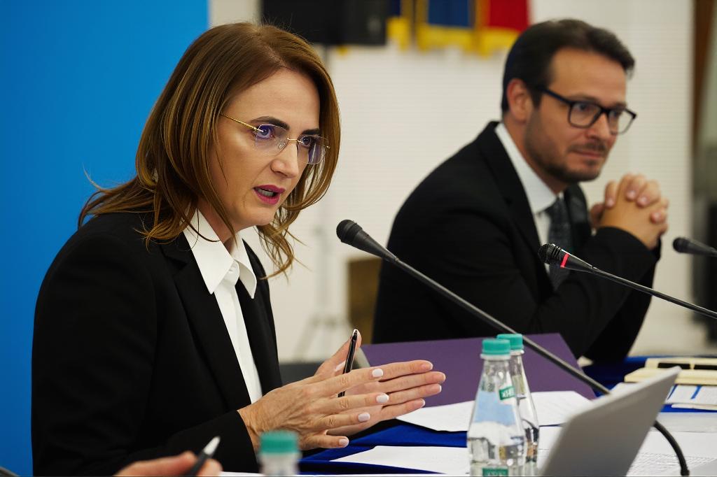 sefa-curtii-supreme,-lia-savonea,-il-pune-la-zid-pe-ilie-bolojan:-doua-teme-in-care-a-manipulat-profesionist-opinia-publica-impotriva-justitiei