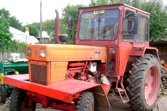 regele-parcului-auto-ra-apps,-un-tractor-utb-u650-model-de-colectie-1988,-campion-la-discuit-in-panta.-regia-etaleaza-colectia-de-stat