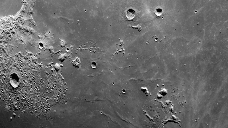 meteoritul-lunar-care-a-fost-lovit-de-trei-ori-inainte-sa-ajunga-pe-pamant.-roca-rara-ascunde-o-poveste-veche-de-miliarde-de-ani
