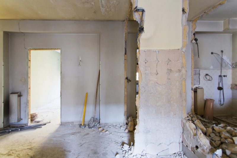 vecinul-si-a-spart-peretii-din-apartament.-cand-devin-renovarile-pericol-pentru-tot-blocul