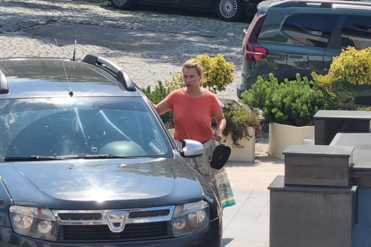 incident-grav-la-primaria-slatina.-agentul-de-paza-si-un-politist-local,-agresati-de-o-femeie