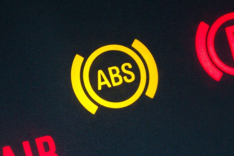 abs-care-intra-prea-devreme-pe-denivelari:-anvelope,-senzori-sau-jocuri-in-suspensie,-cand-e-normal-si-cand-nu