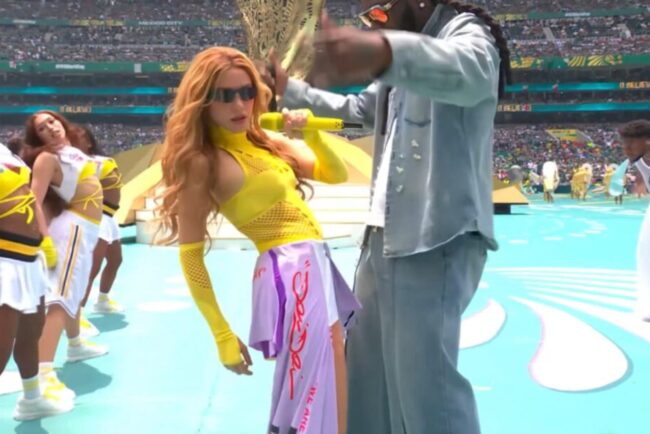cm-2026,-momentul-viral-al-serii:-shakira-continua-sa-danseze,-in-timp-ce-organizatorii-incercau-sa-o-conduca-in-afara-terenului