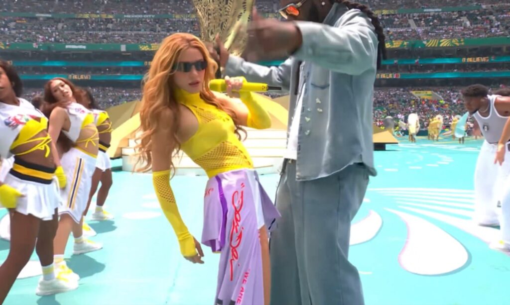 cm-2026,-momentul-viral-al-serii:-shakira-continua-sa-danseze,-in-timp-ce-organizatorii-incercau-sa-o-conduca-in-afara-terenului