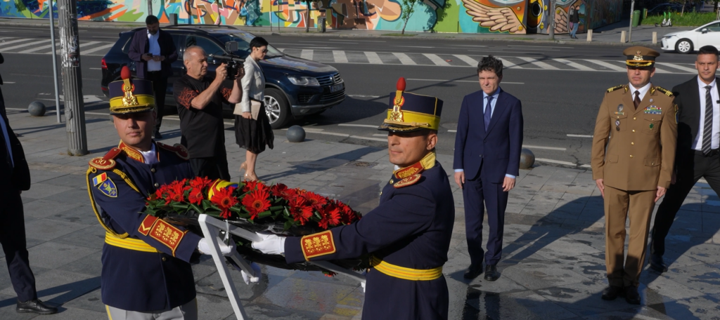 nicusor-dan-a-depus-o-coroana-de-flori-la-monumentul-dedicat-memoriei-victimelor-mineriadei-din-iunie-1990