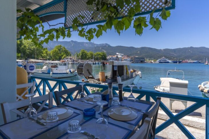 cat-costa-sa-mananci-la-taverna-in-grecia-in-2026.-nota-reala-pe-care-o-platesc-romanii-in-thassos
