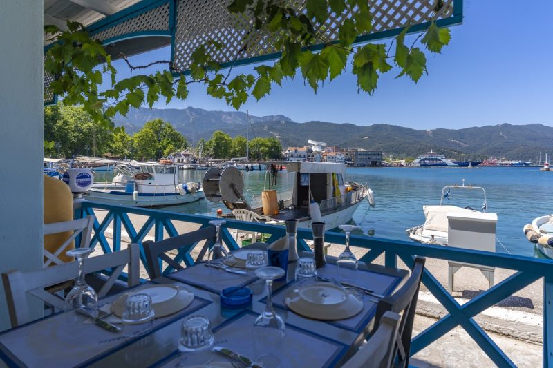 cat-costa-sa-mananci-la-taverna-in-grecia-in-2026.-nota-reala-pe-care-o-platesc-romanii-in-thassos