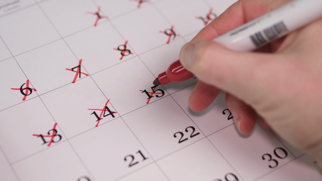 psihologia-spune-ca-persoanele-care-inca-scriu-de-mana-in-calendar,-in-loc-sa-foloseasca-telefonul,-au-aceste-trasaturi-in-comun