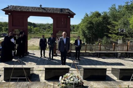 Bolojan depune o coroană la Cimitirul românesc de la Țiganca