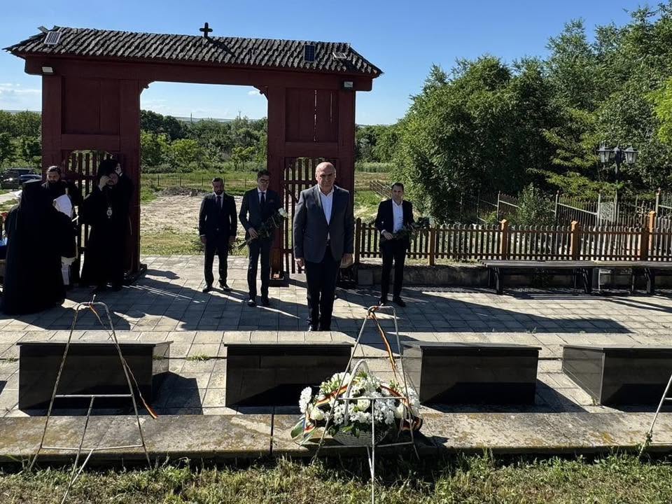 bolojan-a-depus-o-coroana-de-flori-la-cimitirul-romanesc-de-la-tiganca,-in-memoria-soldatilor-romani