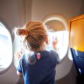 platesti-taxa-ca-sa-stai-langa-copilul-tau,-in-avion.-cea-mai-mare-companie-aeriana-din-europa-a-ajuns-in-vizorul-autoritatilor