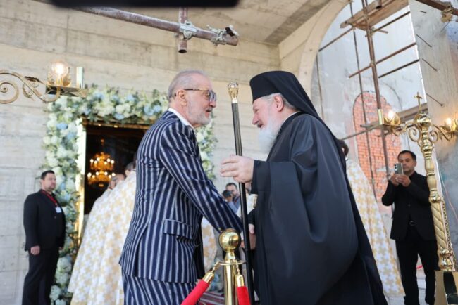 moment-important-pentru-gigi-becali.-a-fost-sfintita-biserica-in-care-a-investit-o-avere