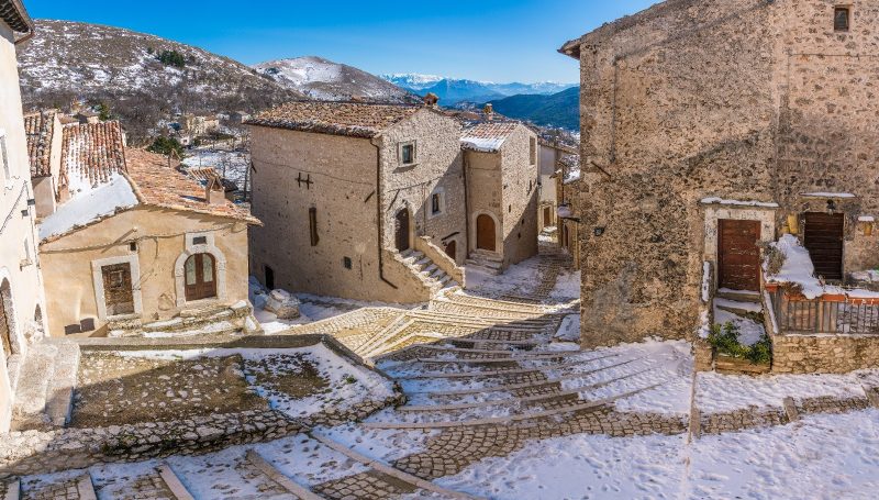 un-colt-de-rai-din-italia-incearca-sa-atraga-locuitori-noi.-ce-primesc-cei-care-se-muta-in-acest-sat-medieval