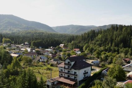 Stațiunea din România cu cel mai curat aer, atrage tot mai mulți turiști