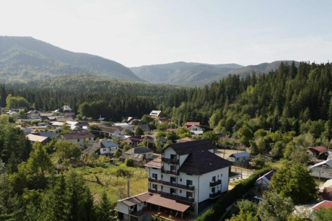 statiunea-din-romania-unde-aerul-este-considerat-printre-cele-mai-curate-din-tara.-tot-mai-multi-turisti-o-aleg-pentru-un-weekend-in-natura