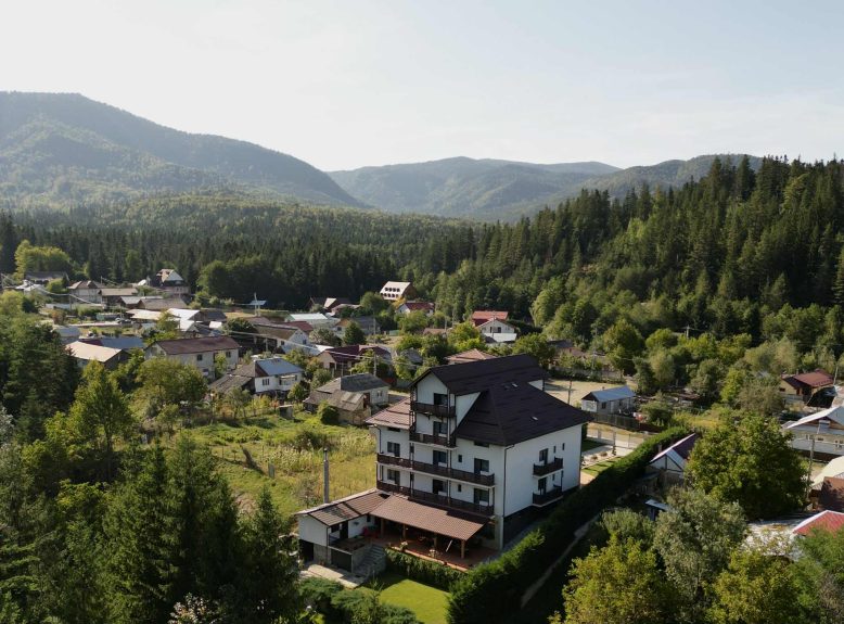 statiunea-din-romania-unde-aerul-este-considerat-printre-cele-mai-curate-din-tara.-tot-mai-multi-turisti-o-aleg-pentru-un-weekend-in-natura