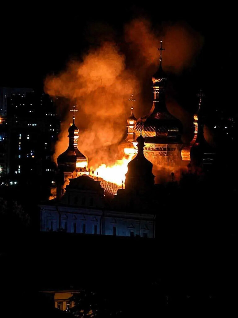 catedrala-adormirii-maicii-domnului-din-kiev,-in-flacari-dupa-un-atac-rusesc-/-andrei-caramitru:-ma-intreb-ce-or-sa-zica-zuzuranistii