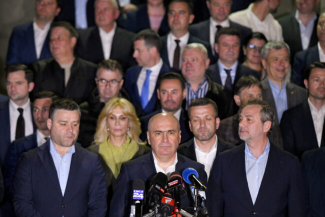 foc-incrucisat-in-sedinta-pnl-thuma-este-atacat-ca-vrea-sa-vanda-partidul-motreanu,-ca-surubareste-de-20-de-ani-turcan,-ca-e-singura-care-a-si-rupt-partidul,-cu-stolojan-lui-bolojan-i-se-reproseaza-ca-i-a-pus-cruce-cu-masurile-economice.-cine-pe-cine