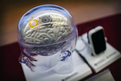 China aproba primul implant cerebral comercial pentru pacienții paralizați