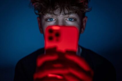 Interzicerea rețelelor sociale pentru copii și adolescenți nu rezolvă problemele internetului