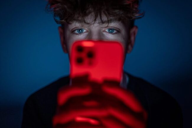 interzicerea-retelelor-sociale-pentru-copii-si-adolescenti-suna-bine,-dar-internetul-nu-se-repara-apasand-pe-un-singur-buton