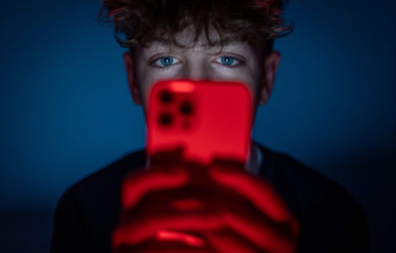 interzicerea-retelelor-sociale-pentru-copii-si-adolescenti-suna-bine,-dar-internetul-nu-se-repara-apasand-pe-un-singur-buton