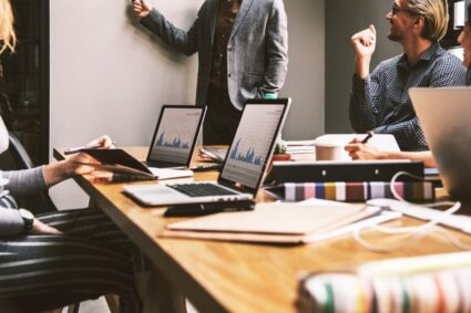 Inteligența artificială influențează piața muncii: crește valoarea creativității și logicii umane