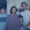 filmul-de-pe-netflix-care-transforma-propria-casa-intr-un-cosmar.-greta-lee-si-wagner-moura,-blocati-intr-un-thriller-sf-sufocant