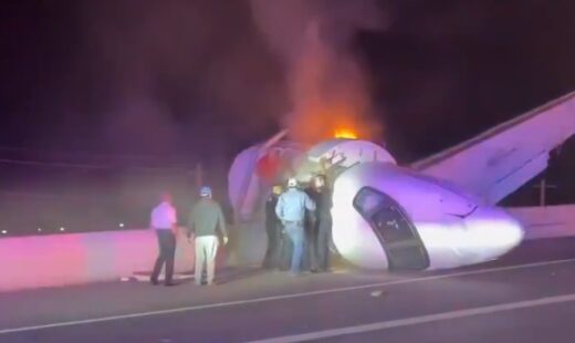 un-avion-privat-s-a-prabusit-pe-o-autostrada-din-texas.-soferii-au-coborat-din-masini-si-au-incercat-sa-salveze-pasagerii-din-flacari