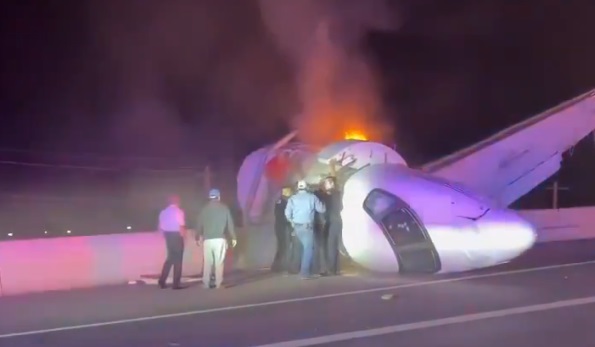 un-avion-privat-s-a-prabusit-pe-o-autostrada-din-texas.-soferii-au-coborat-din-masini-si-au-incercat-sa-salveze-pasagerii-din-flacari