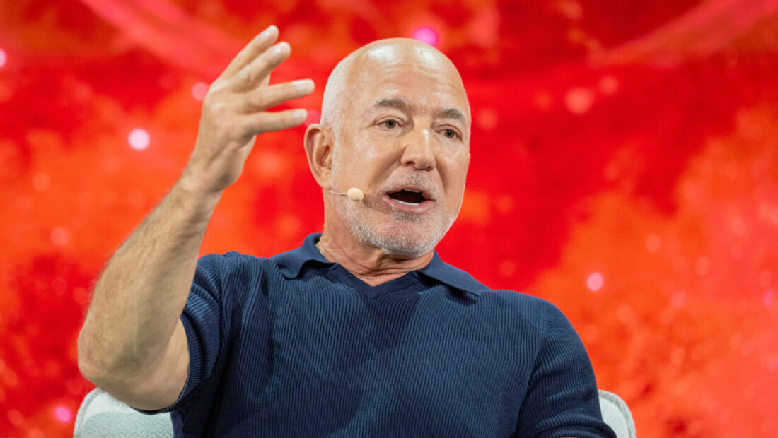 jeff-bezos-preconizeaza-ca-ai-va-duce-la-crearea-mai-multor-locuri-de-munca-decat-la-disparitia-lor:-nivelul-efortului-lucratorilor-umani-va-creste