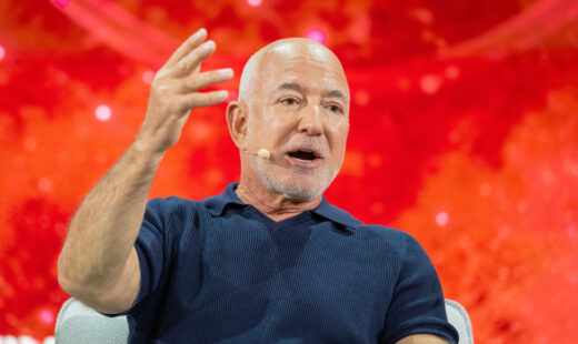 jeff-bezos-preconizeaza-ca-ai-va-duce-la-crearea-mai-multor-locuri-de-munca-decat-la-disparitia-lor:-nivelul-efortului-lucratorilor-umani-va-creste