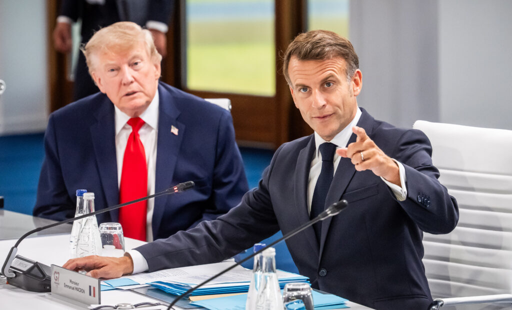 rivalii-politici,-revoltati-pentru-ca-macron-l-a-primit-pe-trump-la-versailles