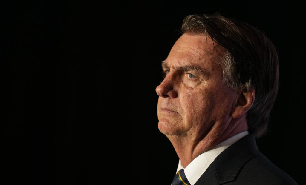 politia-il-va-interoga-pe-fostul-presedinte-brazilian-jair-bolsonaro-despre-detinerea-unui-pistol-in-timpul-arestului-la-domiciliu