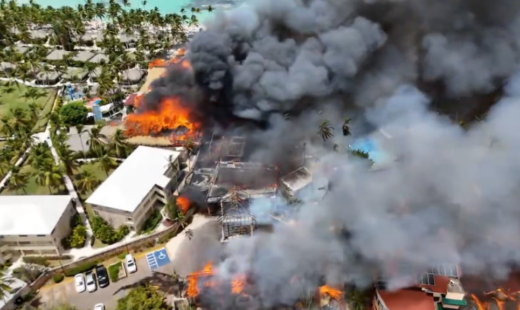 republica-dominicana.-un-turist-si-a-pierdut-viata-dupa-ce-un-incendiu-de-proportii-a-distrus-un-complex-turistic-de-lux-de-pe-plaja