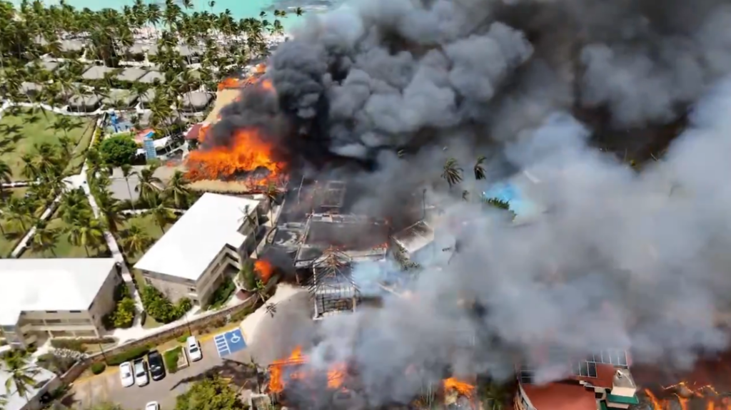 republica-dominicana.-un-turist-si-a-pierdut-viata-dupa-ce-un-incendiu-de-proportii-a-distrus-un-complex-turistic-de-lux-de-pe-plaja